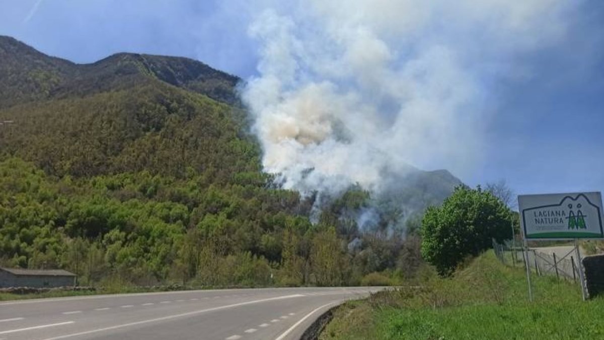 Incendio forestal en un monte de Villager. DL