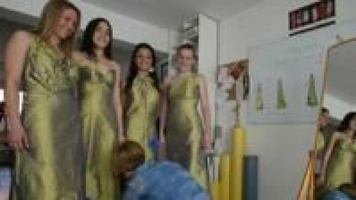 La reina de las fiestas y sus damas de honor durante la prueba de los trajes