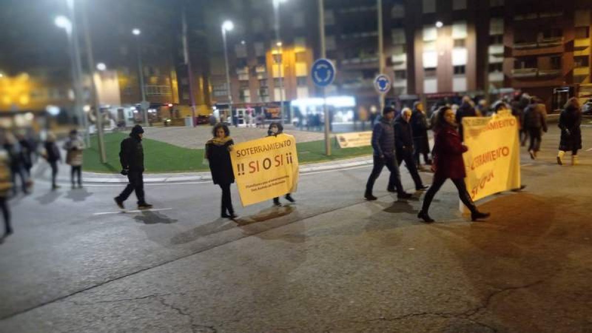 Un momento de la movilización de ayer tarde por el soterramiento del tren en Trobajo. DL