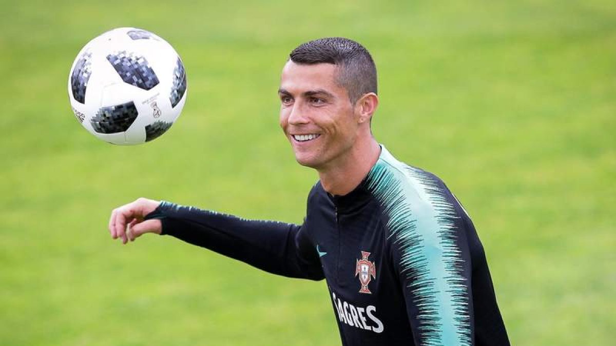 Cristiano Ronaldo durante uno de los entrenamientos con la selección de Portugal. ANDRE KOSTERS