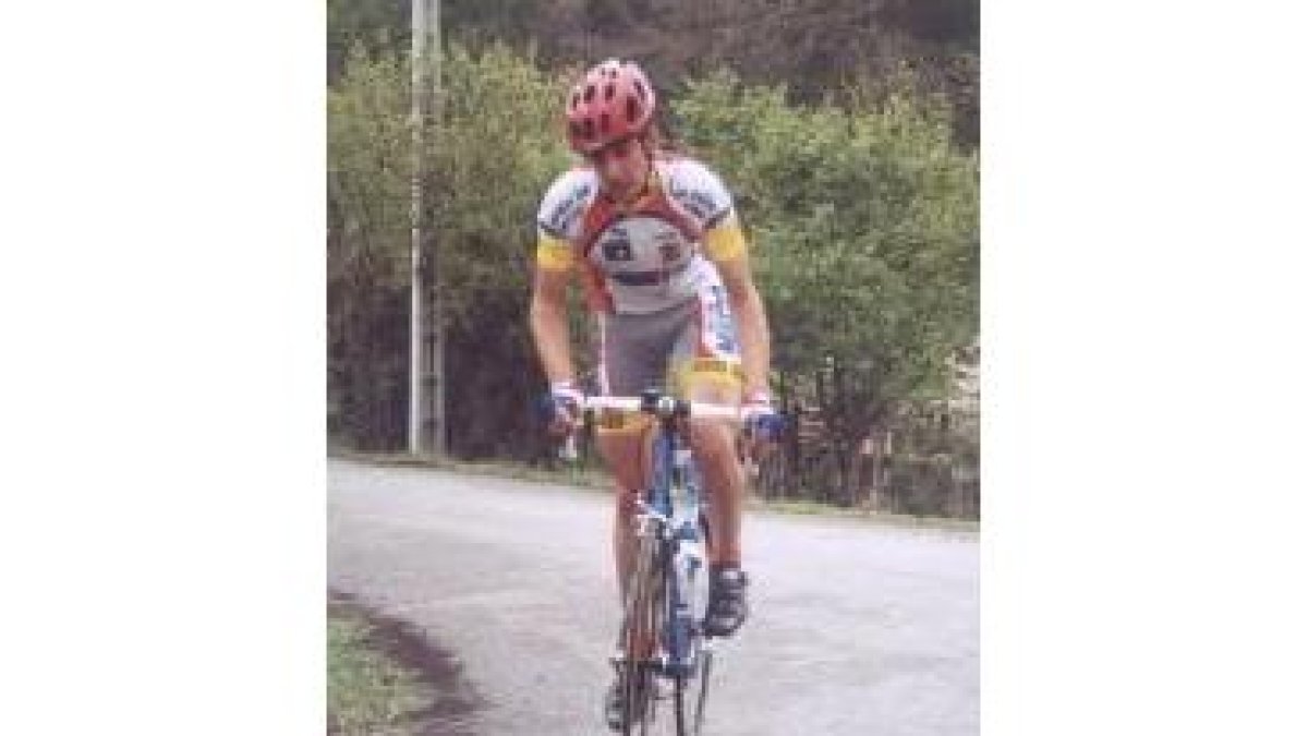 El ciclista leonés Adrián Mateos, durante uno de sus entrenamientos