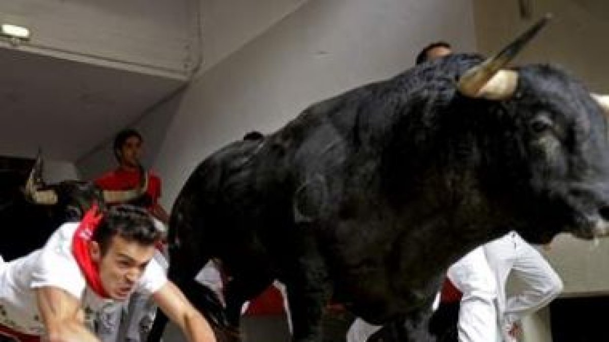 Un mozo cae en la entrada a la plaza.