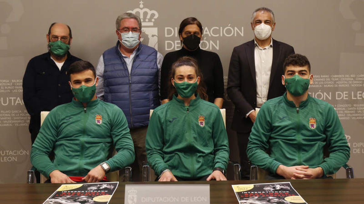 El equipo de lucha leonesa conformado para el back-hold de Bretaña, ayer en la Diputación. FERNANDO OTERO