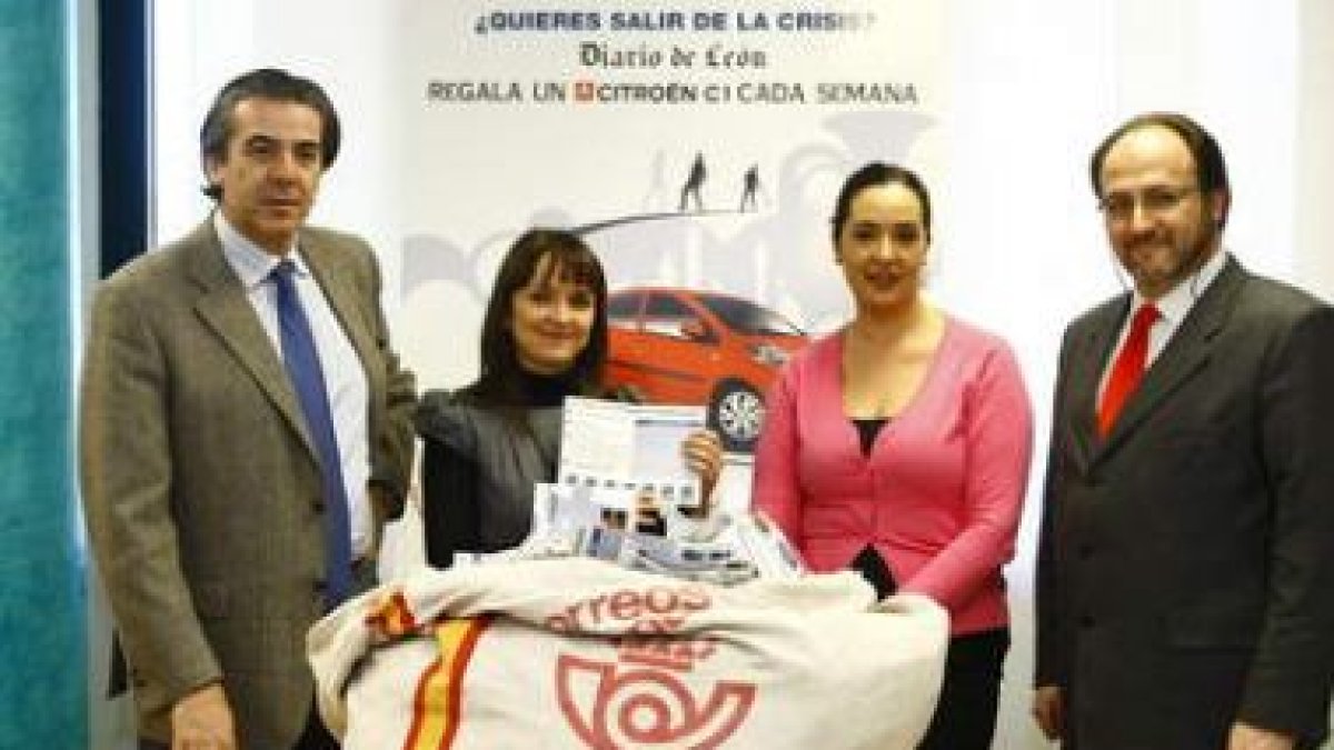 El notario, dos trabajadoras de Diario de León y el director comercial de Agrilesa, posan con la car