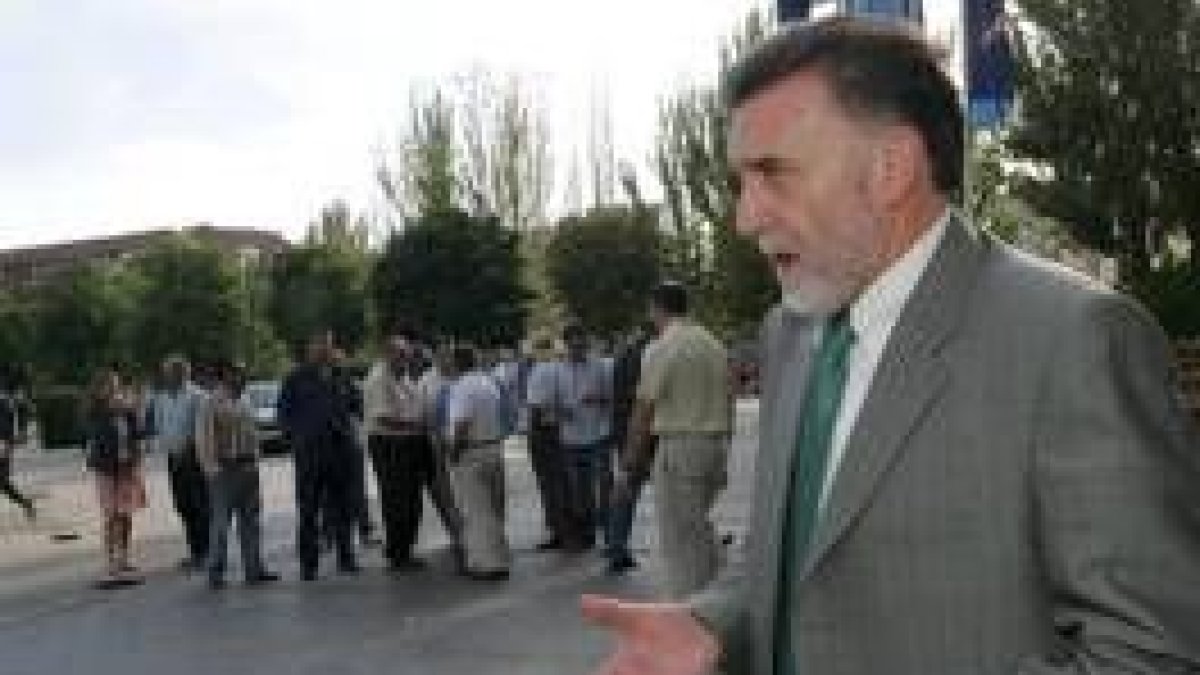 Miguel Alejo explica sus propuestas a los regantes de Valderas