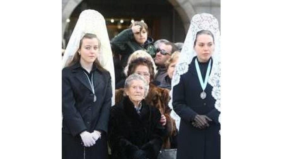Las señoras con mantilla dieron un gran colorido a la procesión