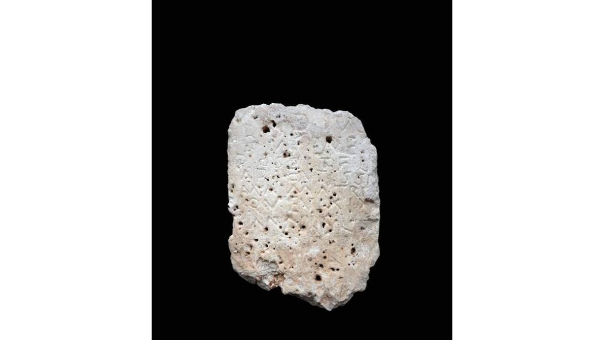 Una de las estelas funerarias extraída de la muralla