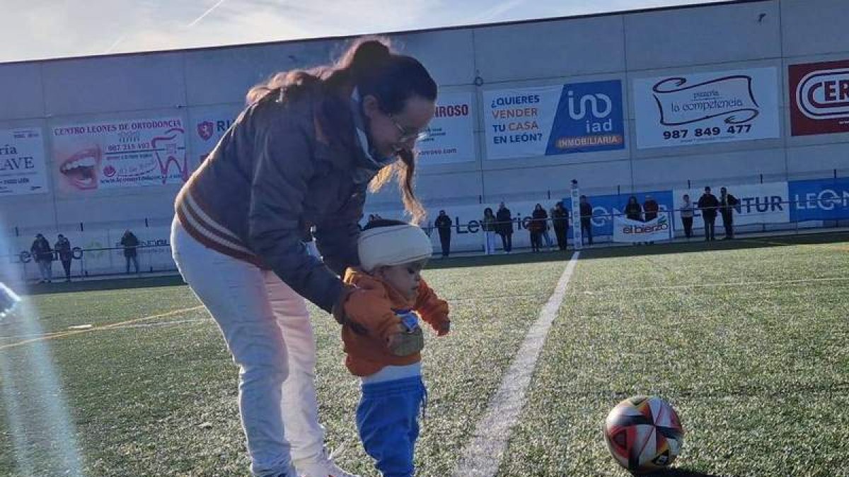 El pequeño Pablo, el seguidor número uno del Olímpico de León, realizó el saque de honor. KEVIN BAYÓN