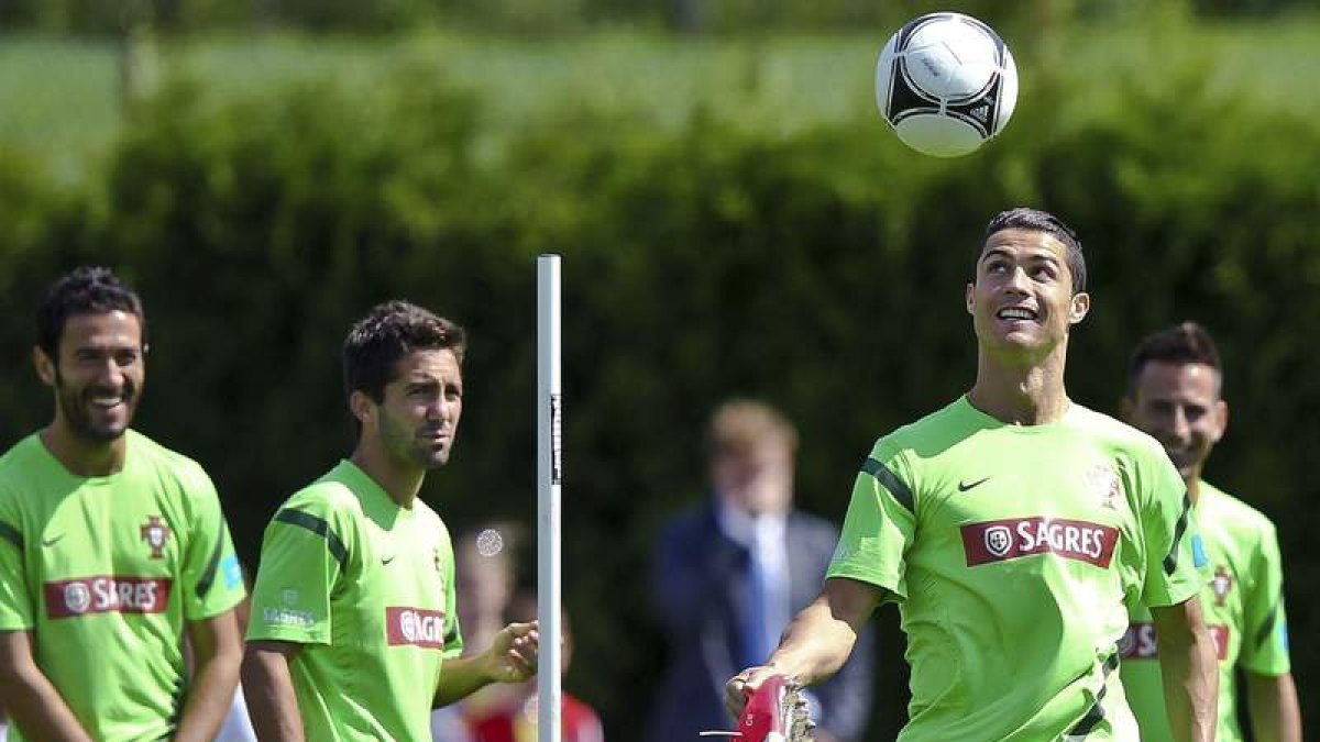Cristiano Ronaldo bromea con el balón ante sus compañeros en el entrenamiento de Opalénica.