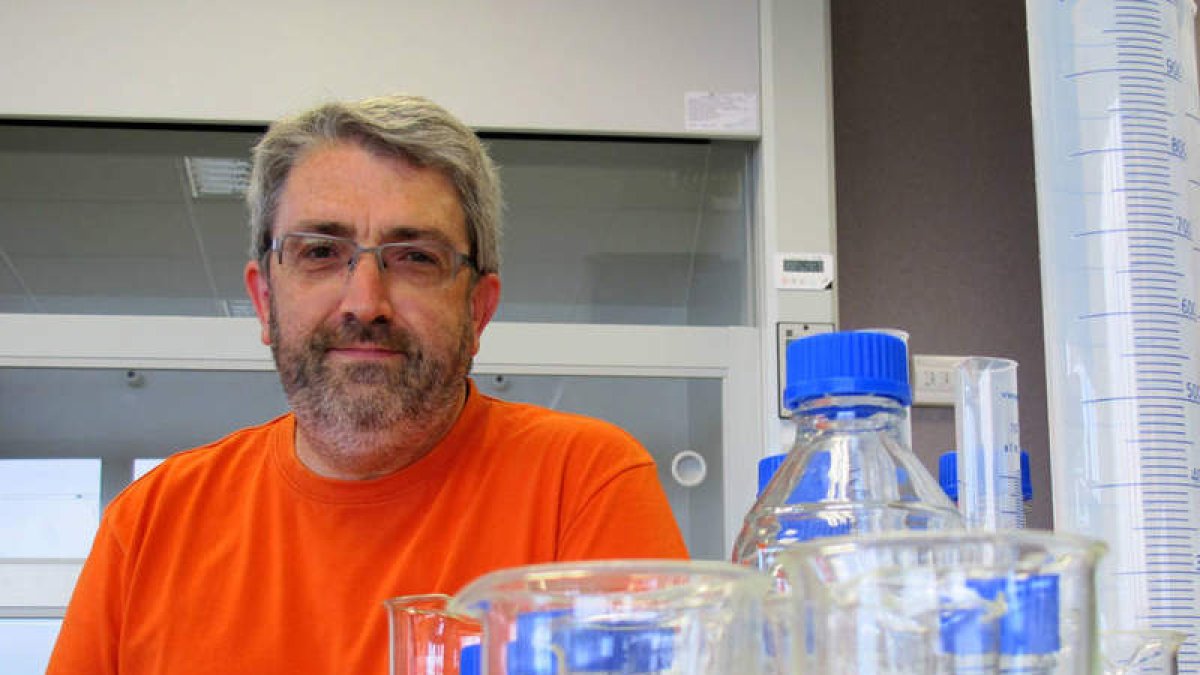 Albert Adell, en la fotografía en su laboratorio, explicará hoy su investigación en León. DL