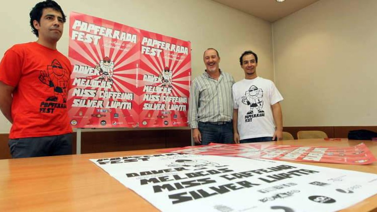 El concejal Aníbal Merayo, junto a los organizadores Mario Gómez y Jorge Barge.