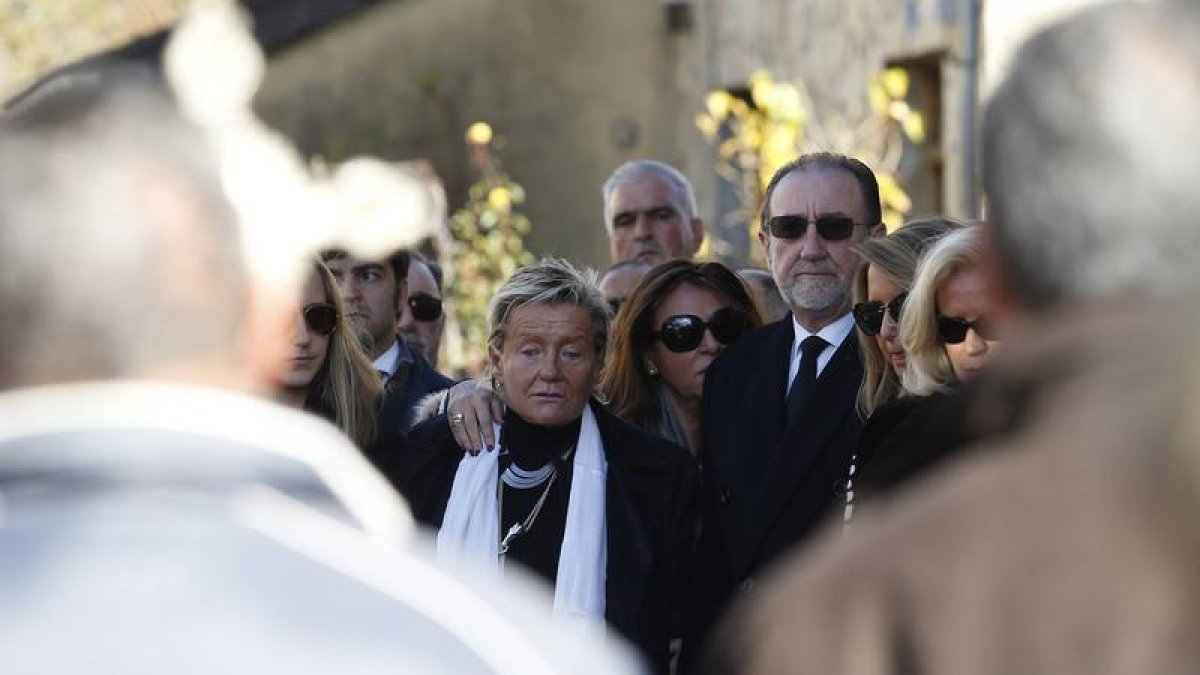 María José Álvarez y otros familiares en el entierro de David Álvarez en Crémenes.
