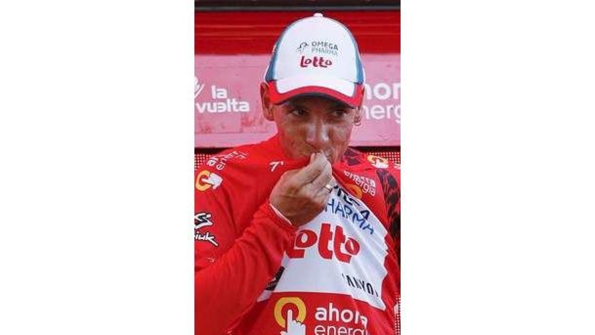 Philippe Gilbert besa el maillot rojo de líder de la Vuelta.