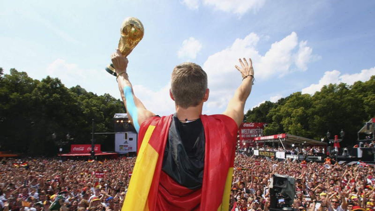 Bastian Schweinsteiger celebra el título mundialista ante miles de aficionados.