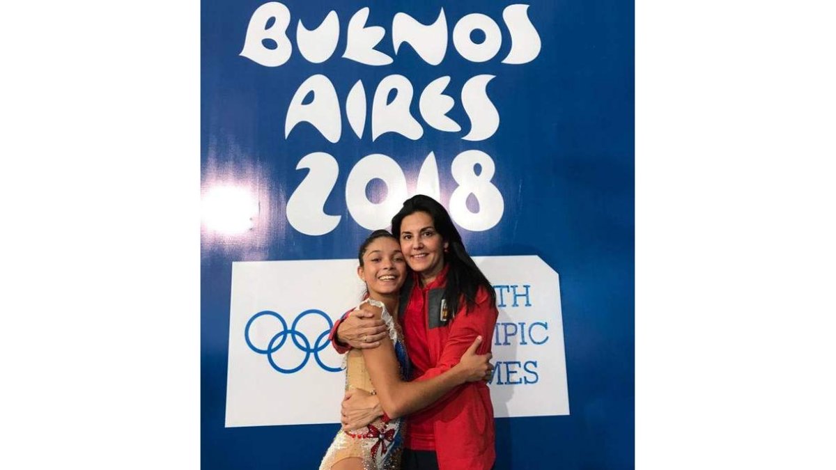 Paula Serrano junto a su entrenadora Ruth Fernández. RUTH