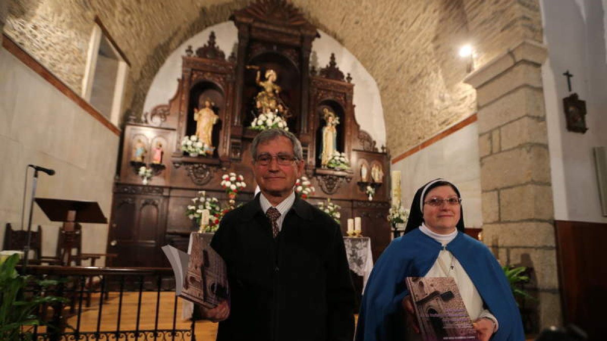 José Rodríguez Cubero y la abadesa María del Carmen Mariñas presentaron el libro en la capilla.