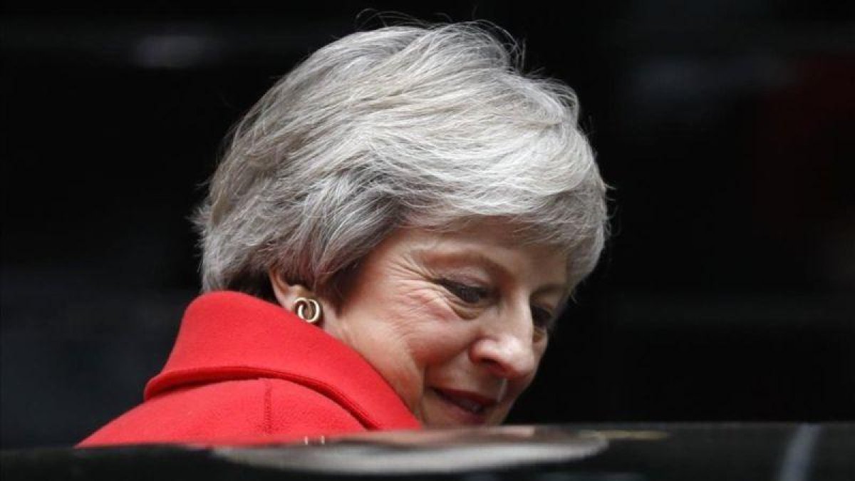 Theresa May abandona Downing Street para dirigirse a la Cámara de los Comunes
