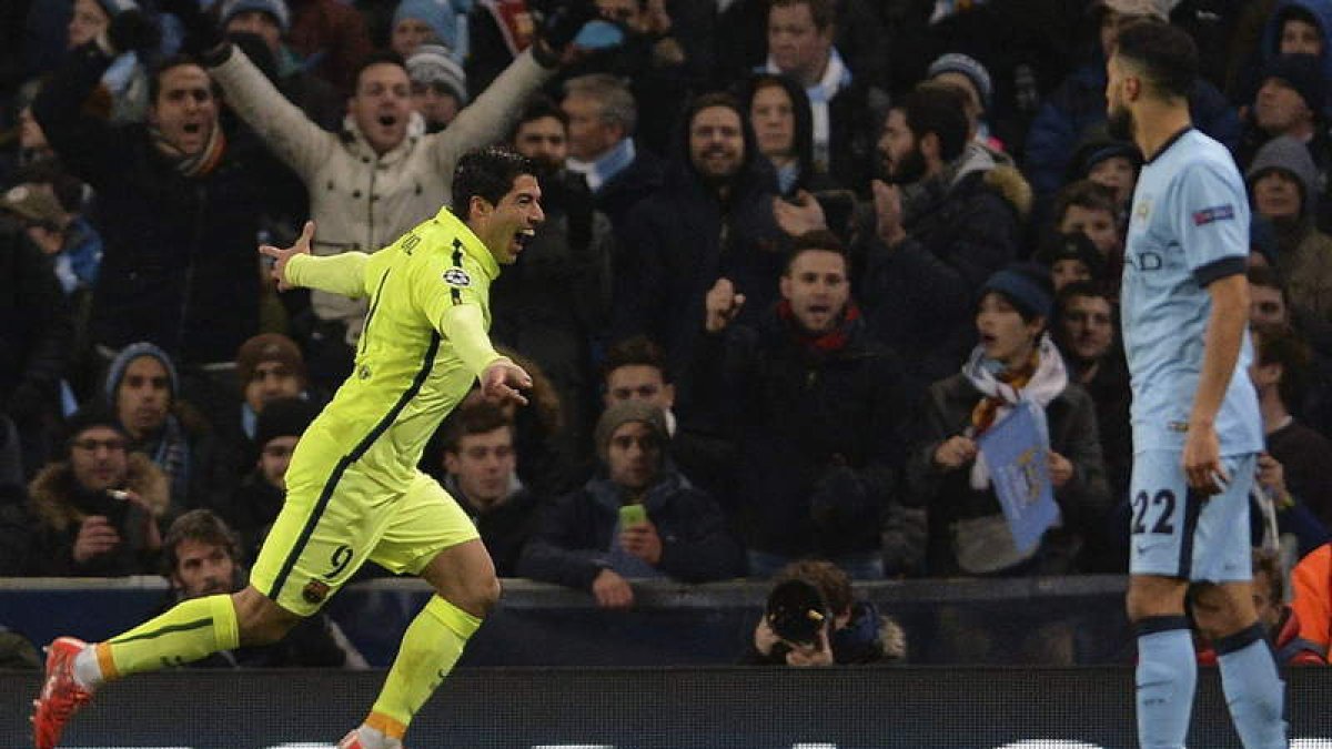 Luis Suárez celebra su segundo gol al Manchester City que dejaba tocado al equipo inglés