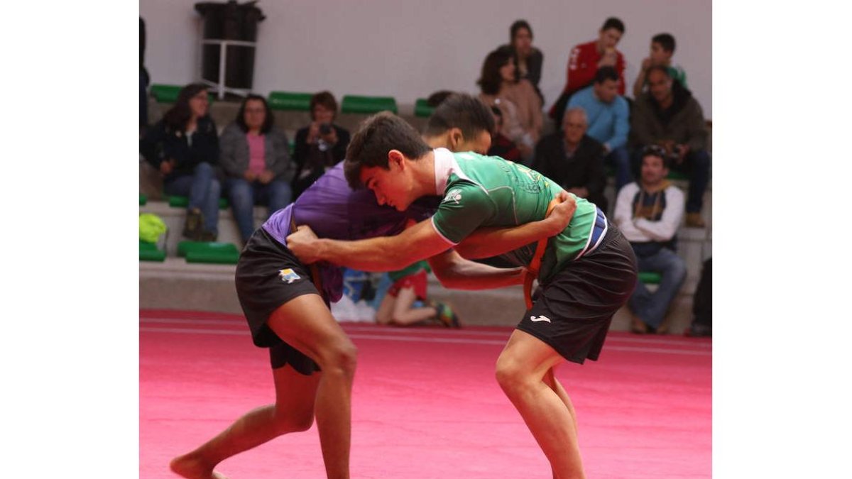 Adrián Rodríguez campeón juvenil para cerrar corro con Pablo González como gallo de primera edad. A. B.