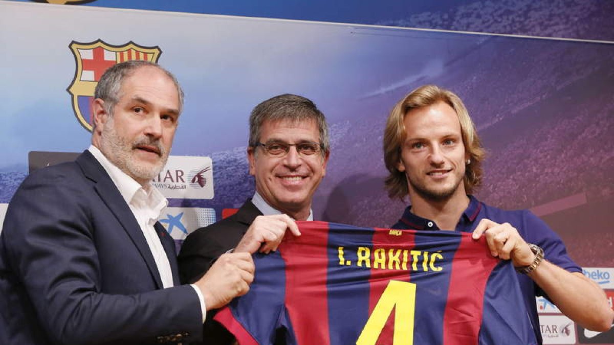 Andoni Zubizarreta, izquierda, Jordi Mestre, centro, y el jugador croata Ivan Rakitic.