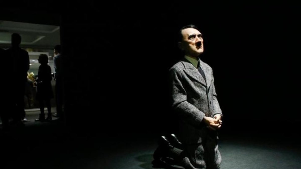'Él', la estatua de Hitler de Cattelan que se ha vendido por 15 millones.