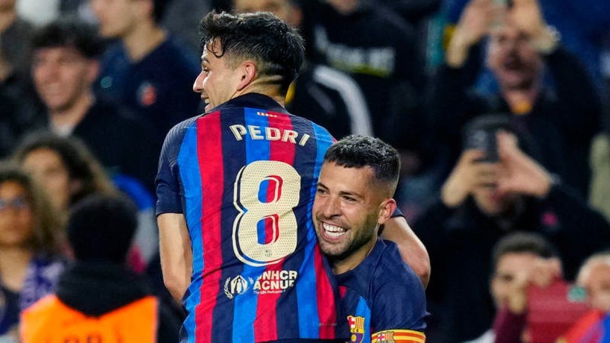 Jordi Alba celebra su gol con Pedri. Un tanto que deja el título a tiro. FONTCUBERTA