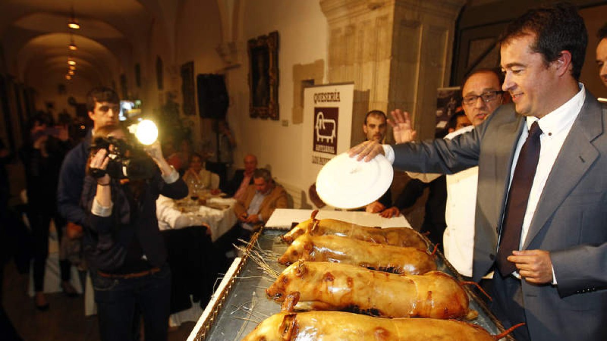 Dos centenares de comensales degustaron el menú en la Colegiata de San Isidoro.
