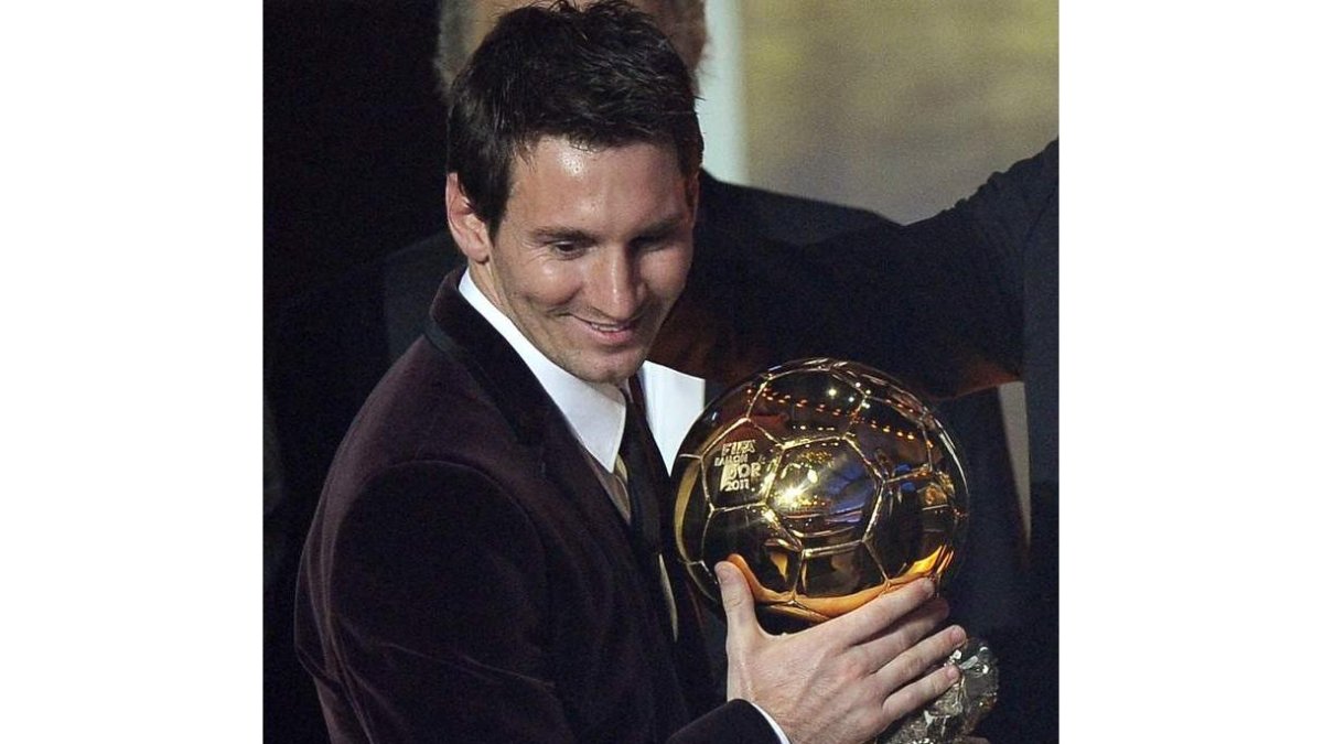 El delantero del Barça, Lionel Messi, con su Balón de Oro en el Palacio de Congresos de Zurich.