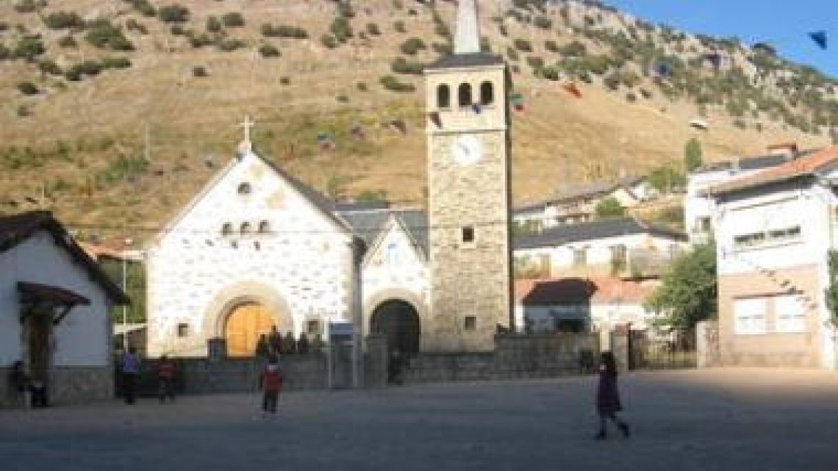 La ejecución de las obras de la plaza de la Iglesia de Ciñera continúan a buen ritmo