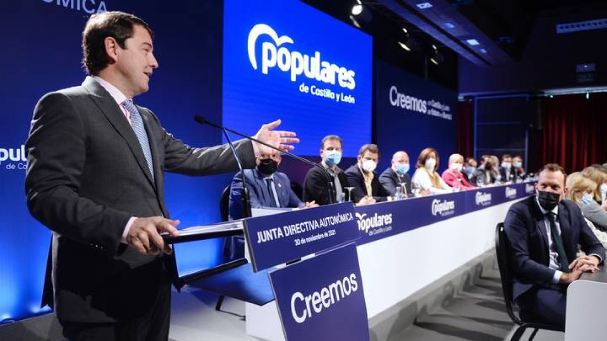 El presidente del PP de Castilla y León y de la Junta, Alfonso Fernández Mañueco (i), clausura la reunión de la Junta Directiva Autonómica de la formación. NACHO GALLEGO