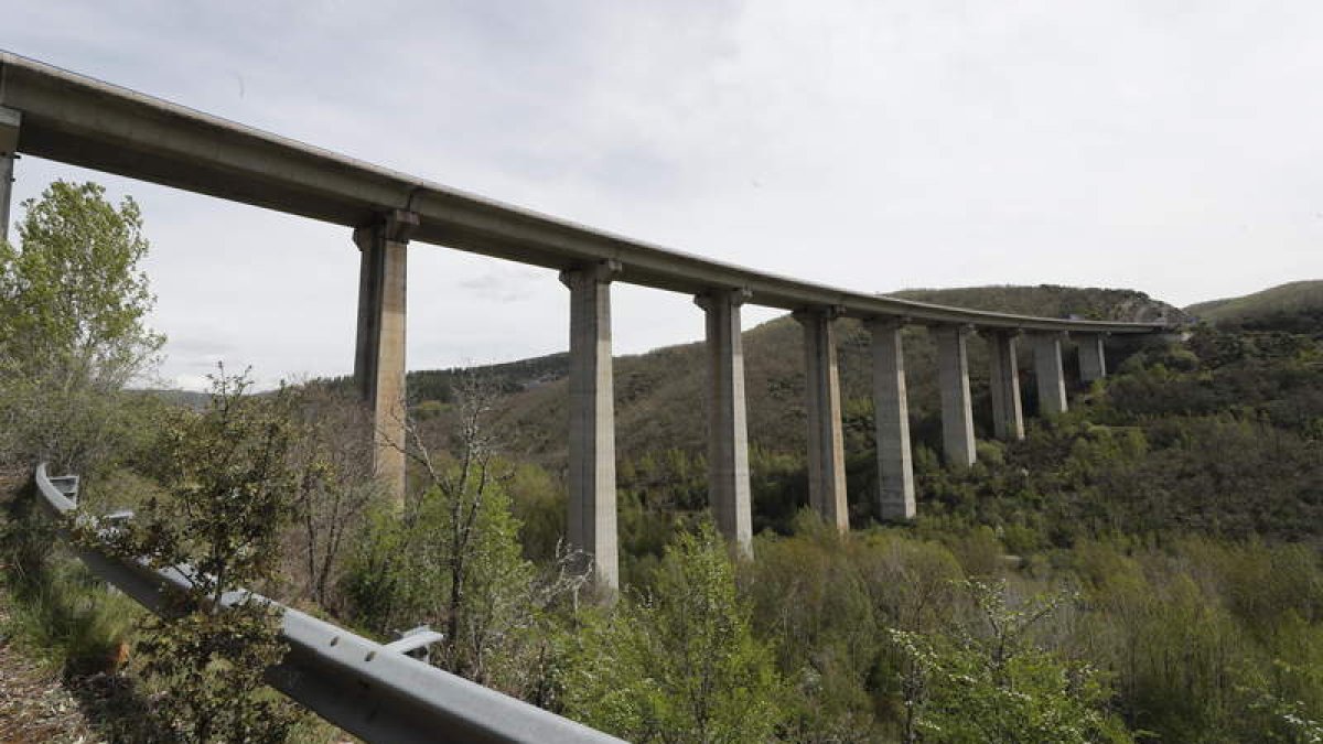 Imagen reciente del enorme viaducto de la A-6 sobre el Tremor, que el Ministerio de Fomento quiere reforzar ahora. ANA F. BARREDO