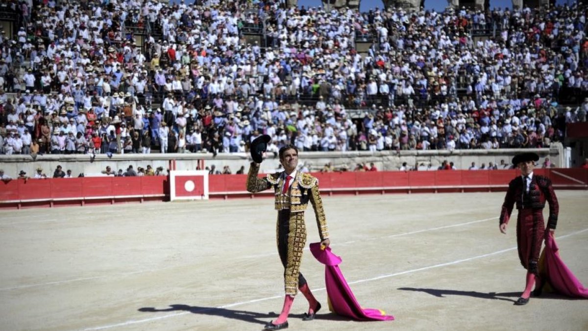 José Tomás saluda en Nîmes, en septiembre del 2012, tras cortar 11 orejas y un rabo.