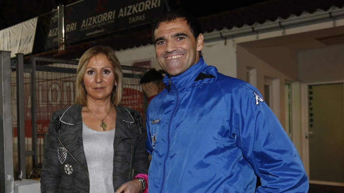 Sagrario González, a la izquierda, podría elegir de nuevo como técnico a Paulino Martínez. JESÚS