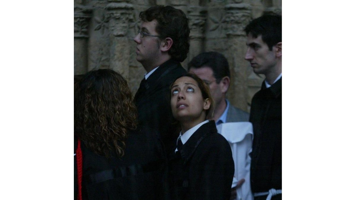Una papona mira al cielo la pasada Semana Santa