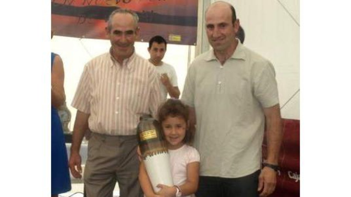 El representante de Hermanos Bernardo recoge un premio.