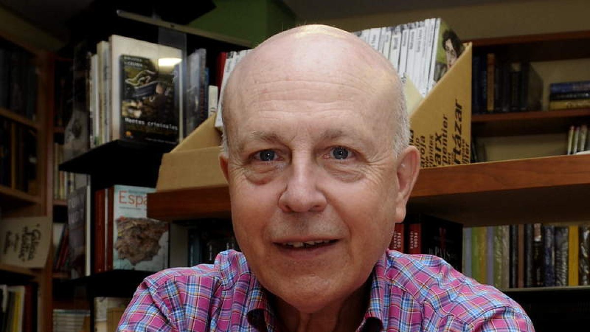 El periodista y escritor Javier Lostalé estará el viernes en las ‘Tardes de autor’. J. CASARES