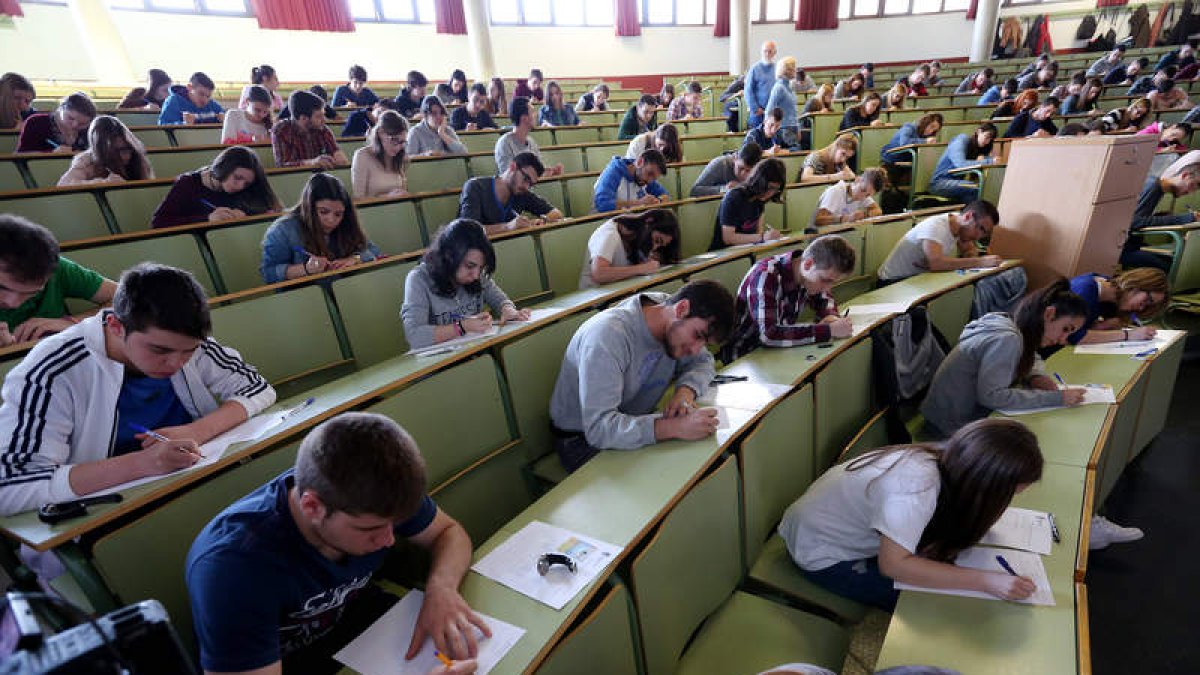 Estudiantes leoneses realizando las pruebas de la selectividad.
