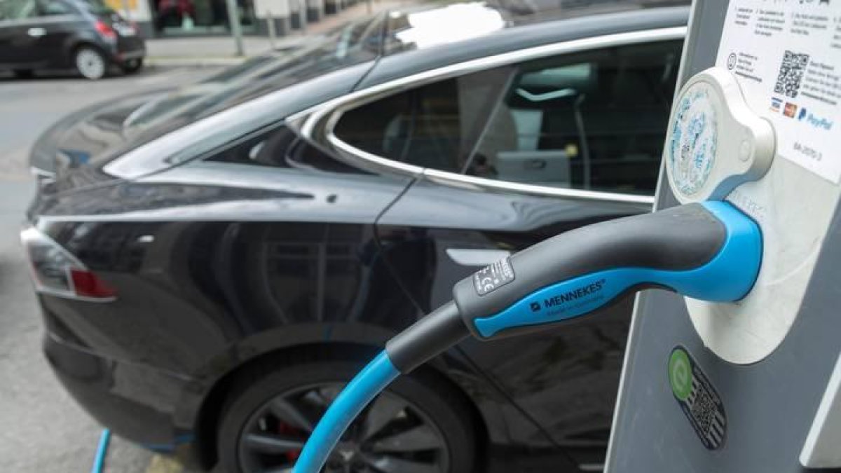 Un coche eléctrico de Tesla 'repostando' en Alemania