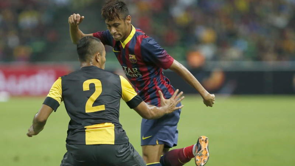Neymar, autor del segundo gol del Barça, realiza un pase de tacón.