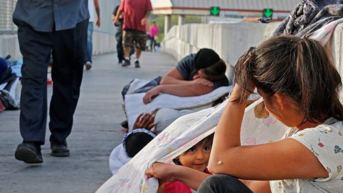 Emigrantes en la frontera entre Estados Unidos y México. SMITH