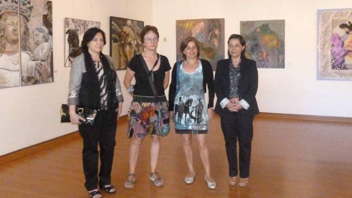 Algunas de las artistas pertenecientes a este grupo de pintoras junto a la concejala de Cultura.