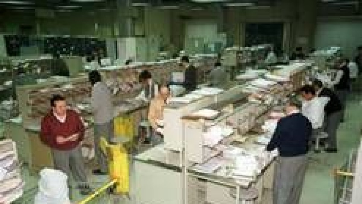 Funcionarios trabajando en las oficinas de Correos y Telégrafos de León