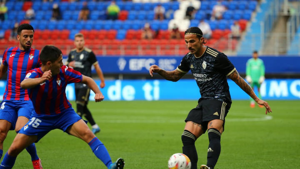 Ríos Reina de la SD Ponferradina durante el partido de la Liga Smartbank Segunda División Jornada 2 entre la SD Eibar y la SD Ponferradina disputado en el Estadio de Ipurua en Eibar. LUIS DE LA MATA