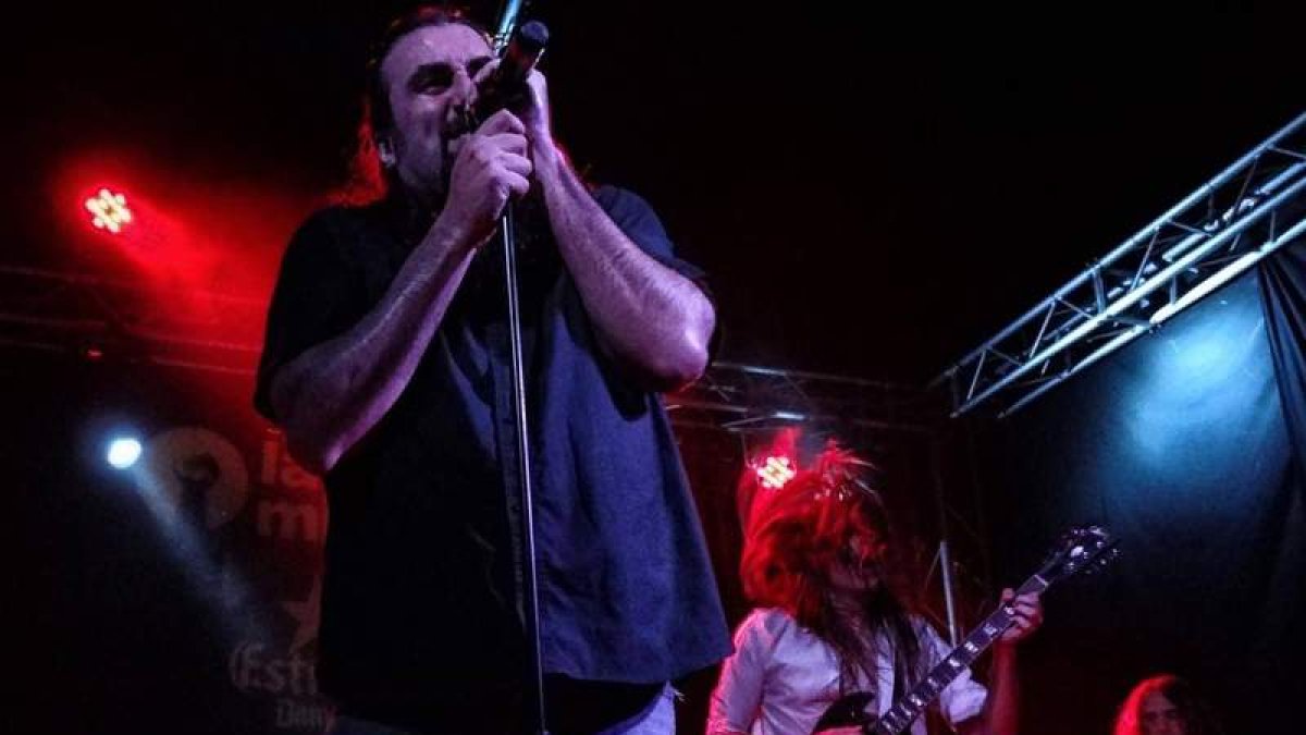 Los integrantes de The Bond Scott Band, grupo homenaje a AC/DC que actuarán el 24 de febrero en Espacio Vías. DL