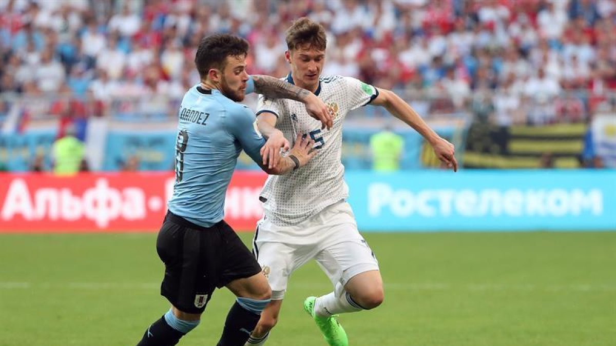 Nahitan Nández y Miranchuk pelean por un balón