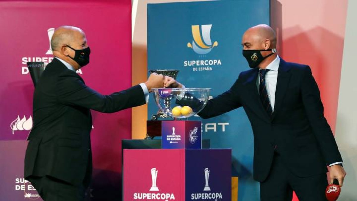 Luis Rubiales (d) y el consejero andaluz de Educación, Javier Imbroda durante el sorteo de emparejamientos de la Supercopa de España. PEDRO GONZÁLEZ
