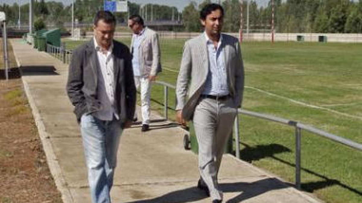 Tariq Soni, a la derecha, junto a Roberto Aldeiturriaga, visitando las instalaciones leonesas.