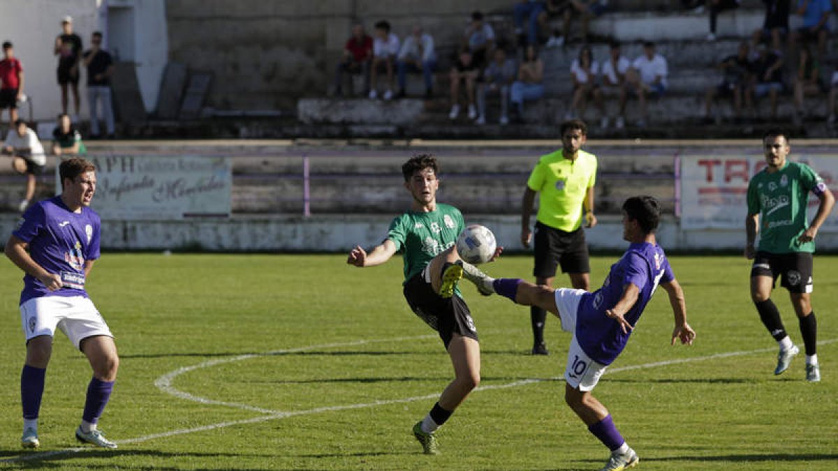 La Bañeza superó al Onzonilla en La Llanera. FERNANDO OTERO