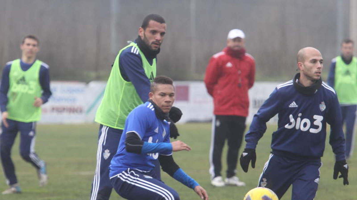 Lafuente, a la derecha, volvió a jugar el domingo tras varias semanas lesionado.