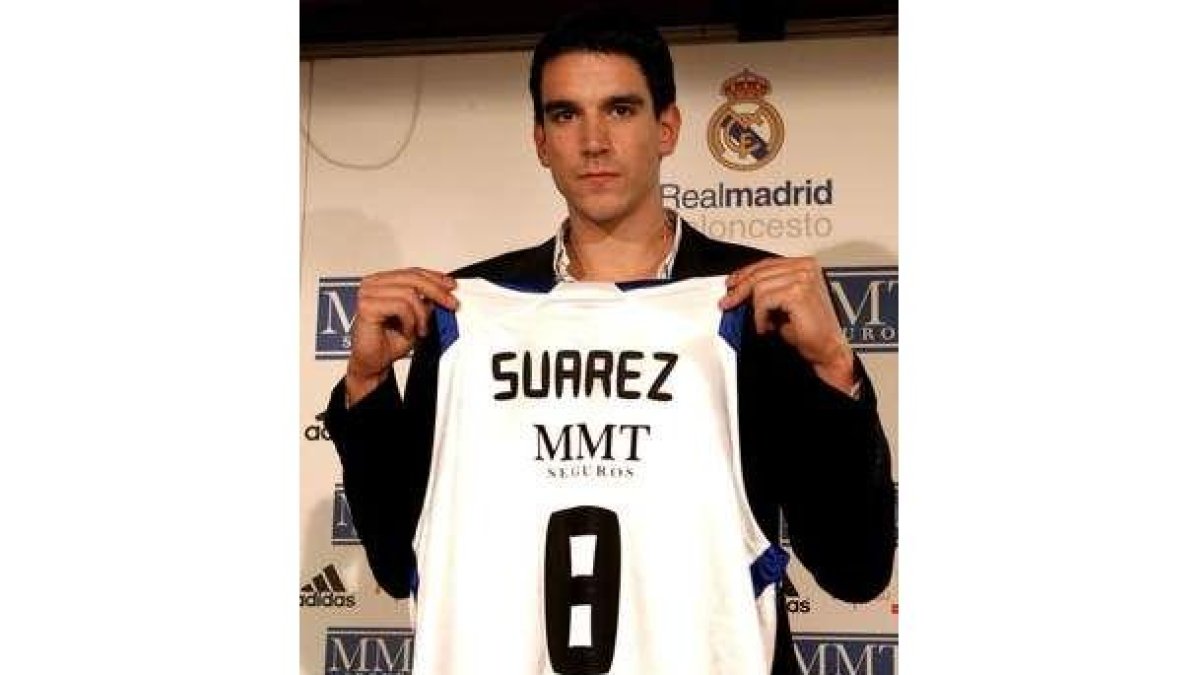 Carlos Suárez, con la camiseta que lucirá en el Madrid.